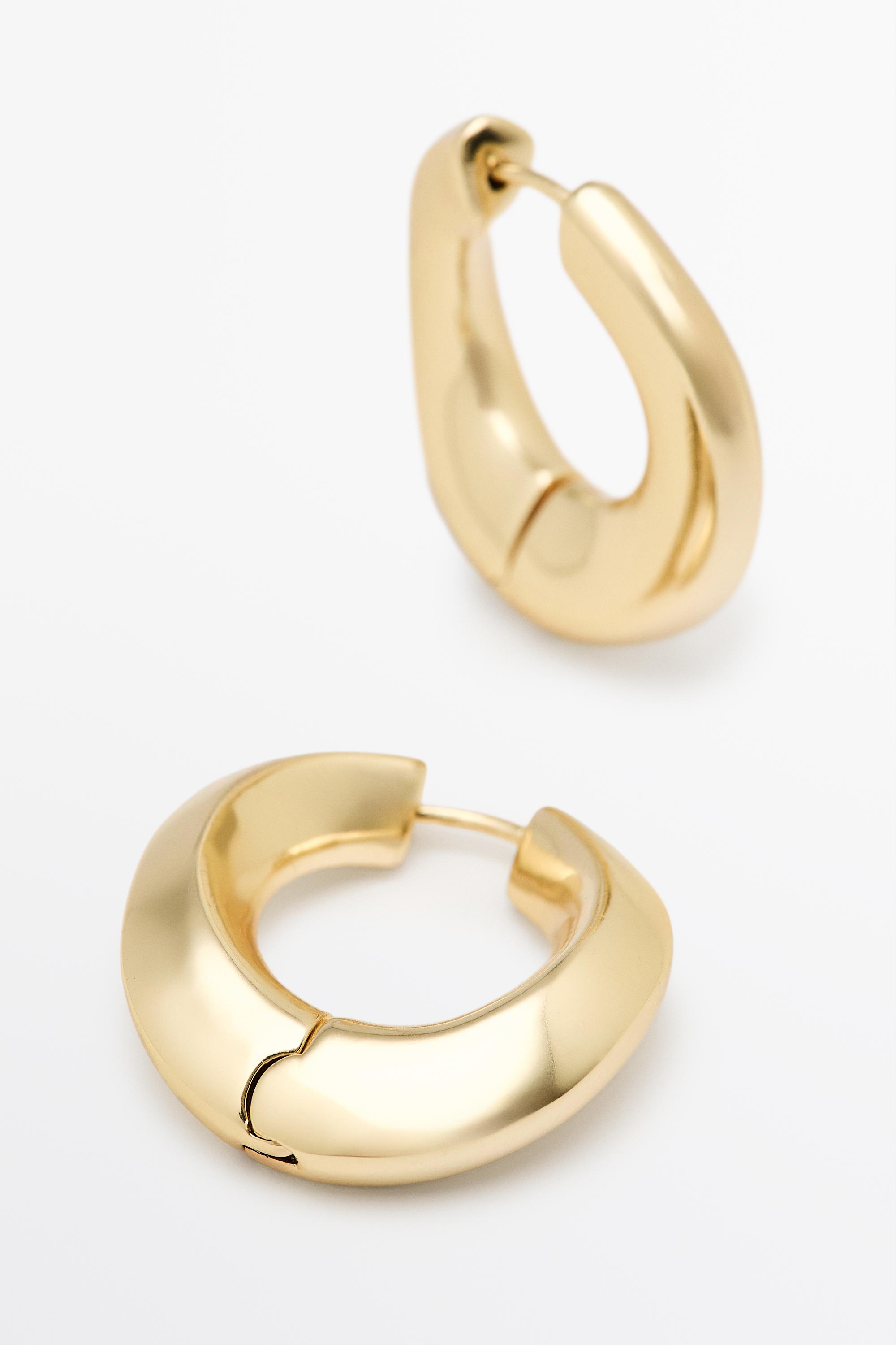 Voluminous hoop earrings